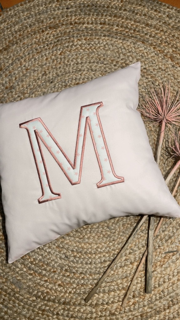 Cojín con inicial